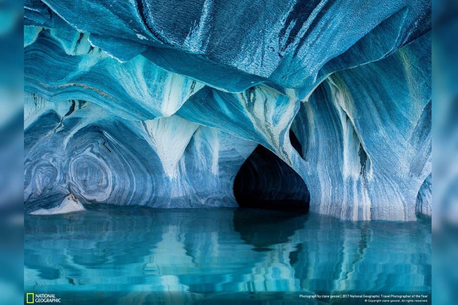 Em uma viagem atípica com seu pai, o fotógrafo Clane Gessel foi a um destino não tão conhecido assim na Patagônia, os dois pegaram um barco que demorou dez horas até chegar nas "Cavernas de Mármore". Com tamanha beleza natural, o esforço valeu a pena