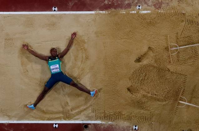 Atleta Luvo Manyonga, da África do Sul, comemora medalha de ouro no salto em distância Atleta Luvo Manyonga, da África do Sul, comemora medalha de ouro no salto em distância