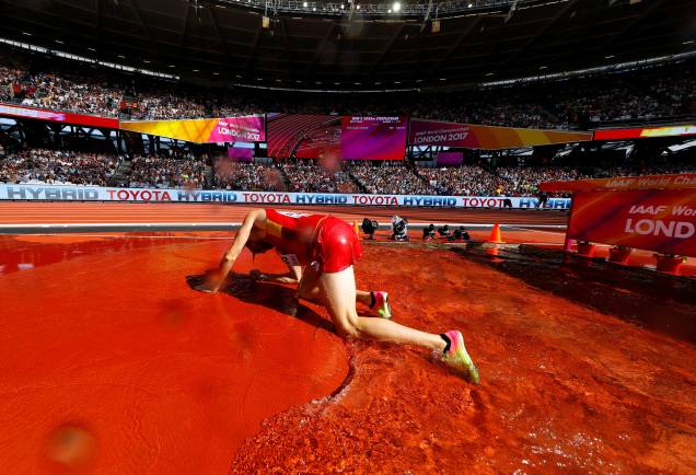 O espanhol Sebastian Martos completa prova de 3000m e deita no chão durante Mundial de Atletismo, em Londres O espanhol Sebastian Martos completa prova de 3000m e deita no chão durante Mundial de Atletismo, em Londres
