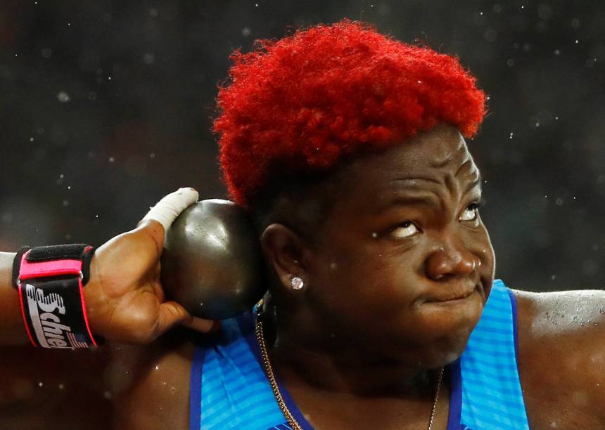 Americana Raven Saunders compete no arremesso de peso, em Londres
