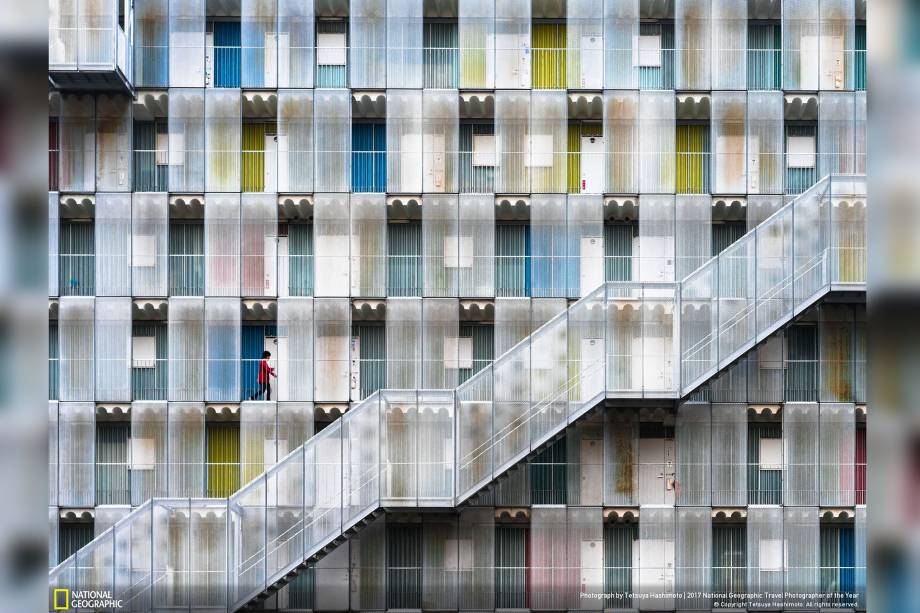 Após um bom tempo morando perto do Complexo de apartamentos da Prefeitura de Gifu, no Japão, o fotógrafo Tetsuya Hashimoto registrou a beleza e o contraste de sua construção. Muito da beleza da fotografia ele atribuí a mulher de vermelho que passou na hora exata do click