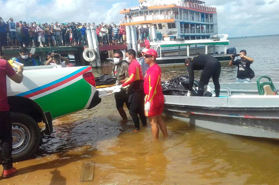 Nove dos dezenove corpos resgatados da embarcação Capitão Ribeiro, que naufragou na madrugada desta quarta-feira (23), no Rio Xingu, entre as cidades de Porto de Moz e Senador José Porfírio, no sudoeste do Pará, já foram liberados - 24/08/2017