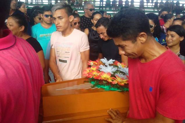 Corpos das vítimas do naufrágio de um barco ocorrido no rio Xingu, no Pará, são velados em ginásio de Porto de Moz - 24/08/2017 Corpos das vítimas do naufrágio de um barco ocorrido no rio Xingu, no Pará, são velados em ginásio de Porto de Moz - 24/08/2017