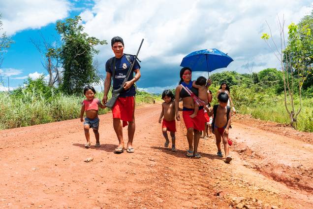 O professor Mo'i Wajãpi e sua família, em deslocamento a uma das aldeias Waiãpi na região de Pedra Branca do Amapari (AP). A tribo é descentralizada, o que ajuda a fiscalização de seu território, e tem membros na Guiana Francesa O professor Mo'i Wajãpi e sua família, em deslocamento a uma das aldeias Waiãpi na região de Pedra Branca do Amapari (AP). A tribo é descentralizada, o que ajuda a fiscalização de seu território, e tem membros na Guiana Francesa