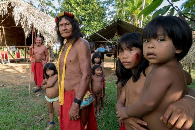 A tribo Waiãpi se divide em 92 aldeias pequenas e familiares, desmontadas e remontadas de tempos em tempos em outras localidades da floresta. Assentamentos são abandonados entre cinco e seis anos depois de criados, quando recursos à sua volta se esgotam. Novas aldeias ficam entre 5 e 20 quilômetros de distância do local de origem A tribo Waiãpi se divide em 92 aldeias pequenas e familiares, desmontadas e remontadas de tempos em tempos em outras localidades da floresta. Assentamentos são abandonados entre cinco e seis anos depois de criados, quando recursos à sua volta se esgotam. Novas aldeias ficam entre 5 e 20 quilômetros de distância do local de origem