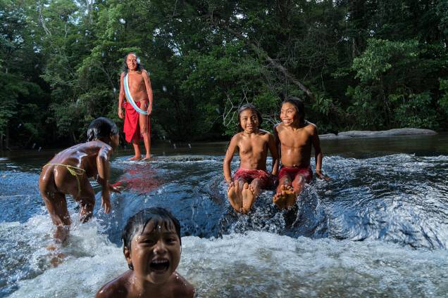 Jurara Wajãpi, um dos chefes dos Waiãpi, acompanha crianças da tribo no Rio Onça, que passa pela aldeia na região de Pedra do Amapari (AP) Jurara Wajãpi, um dos chefes dos Waiãpi, acompanha crianças da tribo no Rio Onça, que passa pela aldeia na região de Pedra do Amapari (AP)