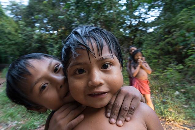 Para preservarem a cultura Waiãpi e manter a descentralização das aldeias da etnia, espalhadas por um território de cerca de 6.000 quilômetros quadrados, chefes da tribo dispensaram o programa federal Luz para Todos. Para preservarem a cultura Waiãpi e manter a descentralização das aldeias da etnia, espalhadas por um território de cerca de 6.000 quilômetros quadrados, chefes da tribo dispensaram o programa federal Luz para Todos.
