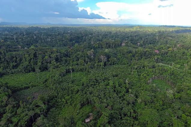 Decreto assinado pelo presidente Michel Temer no último dia 23 determina a extinção da Reserva Nacional de Cobre e Seus Associados, que abrange uma área de cerca de 47.000 quilômetros quadrados entre o Amapá e o Pará. Criticado nas redes sociais, o peemedebista editou um novo decreto, com explicações sobre a exploração mineral na área; na última sexta-feira o Ministério das Minas e Energia suspendeu os efeitos da medida por 120 dias, anunciando um "amplo debate com a sociedade" Decreto assinado pelo presidente Michel Temer no último dia 23 determina a extinção da Reserva Nacional de Cobre e Seus Associados, que abrange uma área de cerca de 47.000 quilômetros quadrados entre o Amapá e o Pará. Criticado nas redes sociais, o peemedebista editou um novo decreto, com explicações sobre a exploração mineral na área; na última sexta-feira o Ministério das Minas e Energia suspendeu os efeitos da medida por 120 dias, anunciando um "amplo debate com a sociedade"