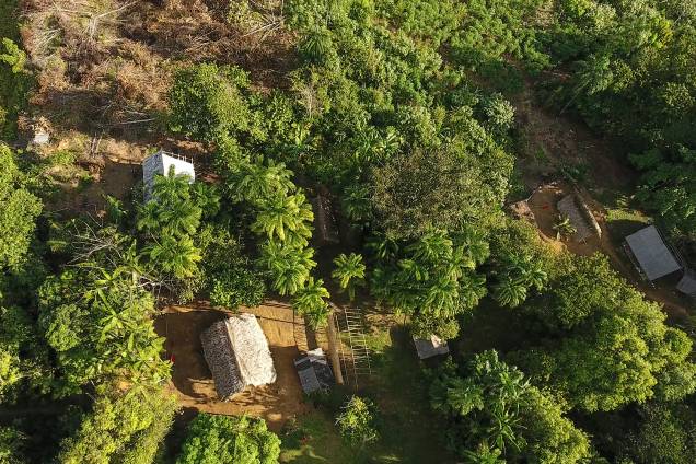 As 92 aldeias do povo Waiãpi, todas pequenas e familiares, têm ocas erguidas com colunas de troncos de árvore, nas quais são fixadas redes, e cobertas por tetos de palha As 92 aldeias do povo Waiãpi, todas pequenas e familiares, têm ocas erguidas com colunas de troncos de árvore, nas quais são fixadas redes, e cobertas por tetos de palha