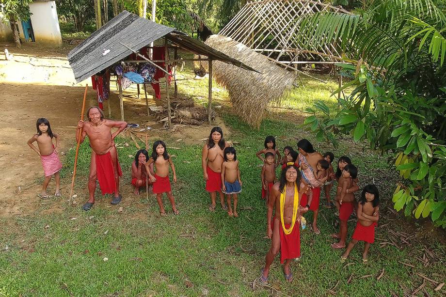 Membros da tribo Waiãpi, em aldeia a 90 quilômetros de Pedra Branca do Amapari (AP), visitada por VEJA na semana passada