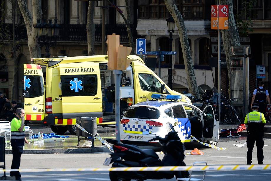 Van atropela pedestres e deixa feridos em ponto turístico de Barcelona - 17/08/2017