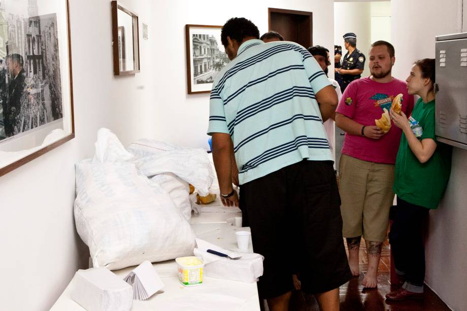 Manifestantes da ocupação se alimentam após o presidente da Câmara, Milton Leite (DEM), reivindicar a entrada de comida e água na Câmara