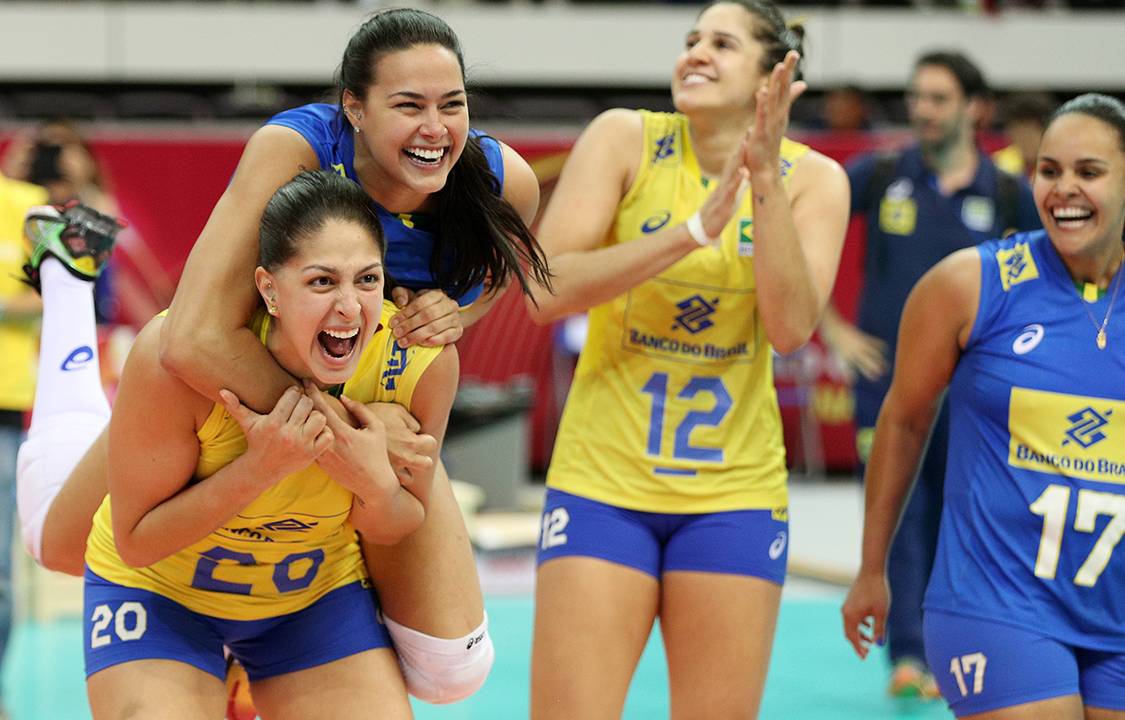 Seleção brasileira de vôlei comemora vitória na semi-final do Grand Prix contra a seleção da Sérvia, em Ninjing, na China