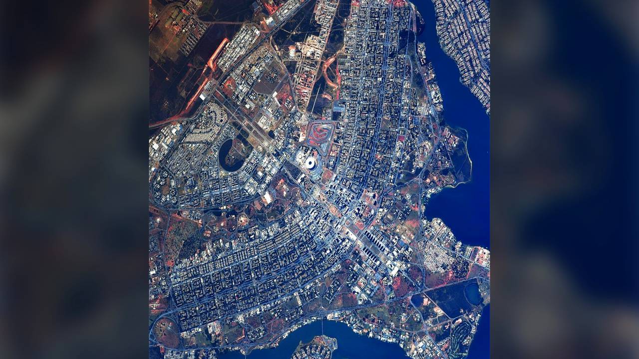 Cosmonauta russo posta foto de Brasilia vista do espaço