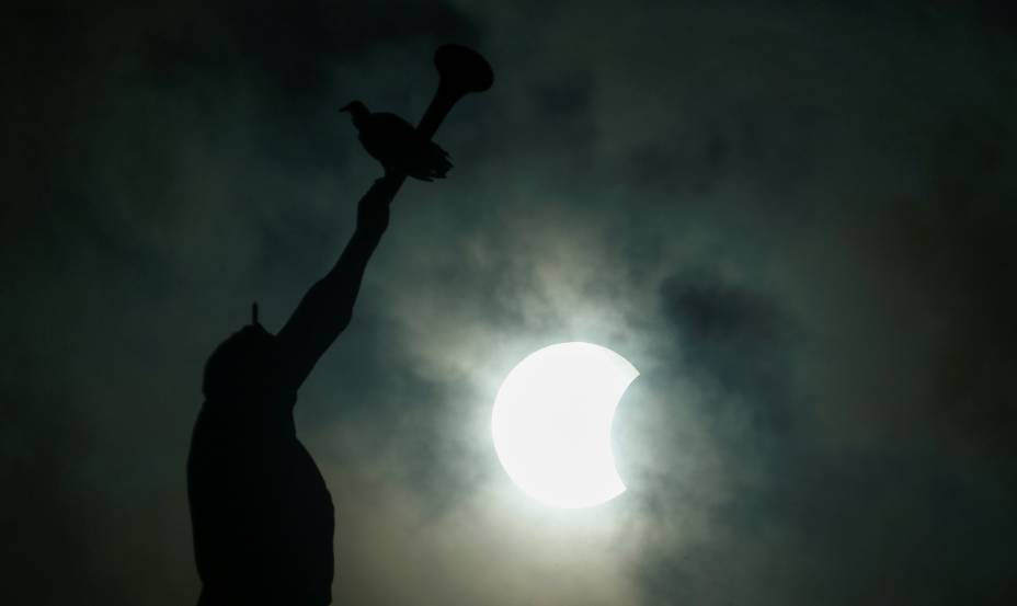 Eclipse parcial do sol &eacute; fotografado com a est&aacute;tua do Anjo Moroni no pin&aacute;culo do Templo de Manaus - 21/08/2017
