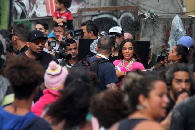 Anitta usa biquini de fita isolante durante gravação de clipe com direção de Terry Richardson no Vidigal (RJ) Anitta usa biquini de fita isolante durante gravação de clipe com direção de Terry Richardson no Vidigal (RJ)