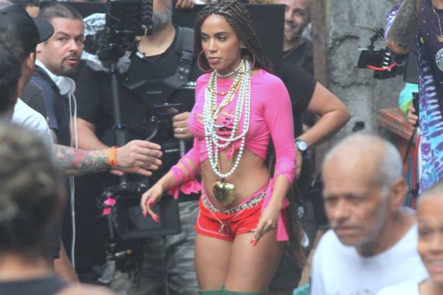 Anitta usa biquini de fita isolante durante gravação de clipe com direção de Terry Richardson no Vidigal (RJ) Anitta usa biquini de fita isolante durante gravação de clipe com direção de Terry Richardson no Vidigal (RJ)