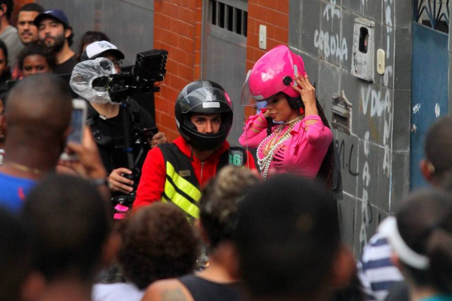 Anitta usa biquini de fita isolante durante gravação de clipe com direção de Terry Richardson no Vidigal (RJ)