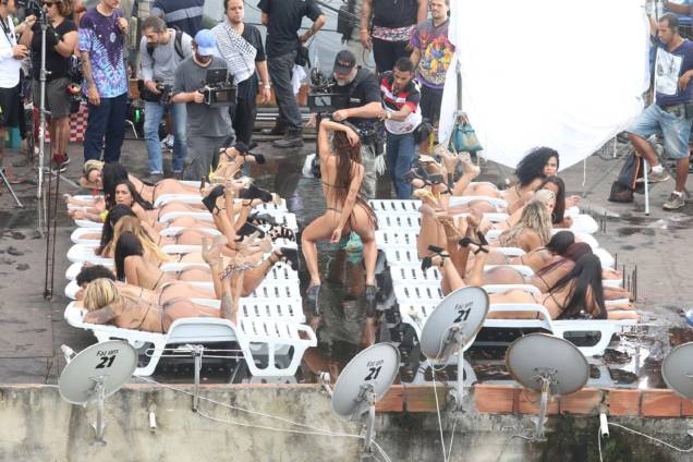 Anitta usa biquini de fita isolante durante gravação de clipe com direção de Terry Richardson no Vidigal (RJ) Anitta usa biquini de fita isolante durante gravação de clipe com direção de Terry Richardson no Vidigal (RJ)