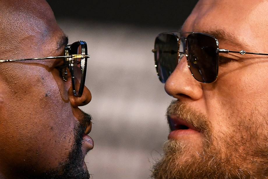 Floyd Mayweather e Conor McGregor se encaram antes da luta