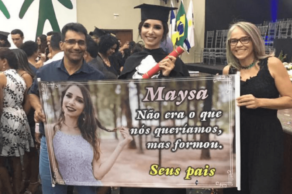 Pais criam placa ‘sincerona’ para formatura da filha e viralizam
