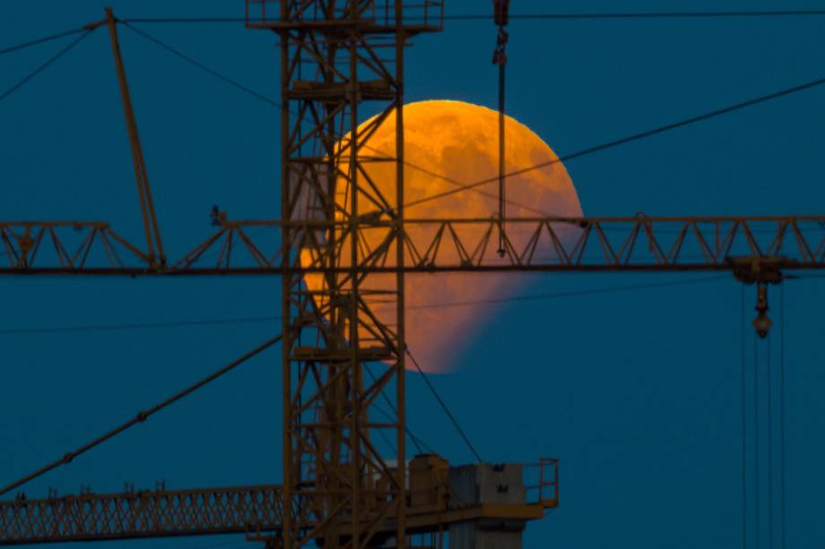 O eclipse parcial lunar é fotografado por trás de uma construção no município de Gilching, no distrito de Starnberg, Alemanha - 07/08/2017