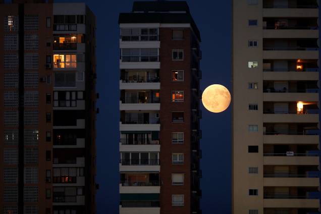 O nascer da lua é fotografado entre os prédios da cidade de Málaga, na Espanha, na noite do Eclipse parcial lunar - 07/08/2017 O nascer da lua é fotografado entre os prédios da cidade de Málaga, na Espanha, na noite do Eclipse parcial lunar - 07/08/2017