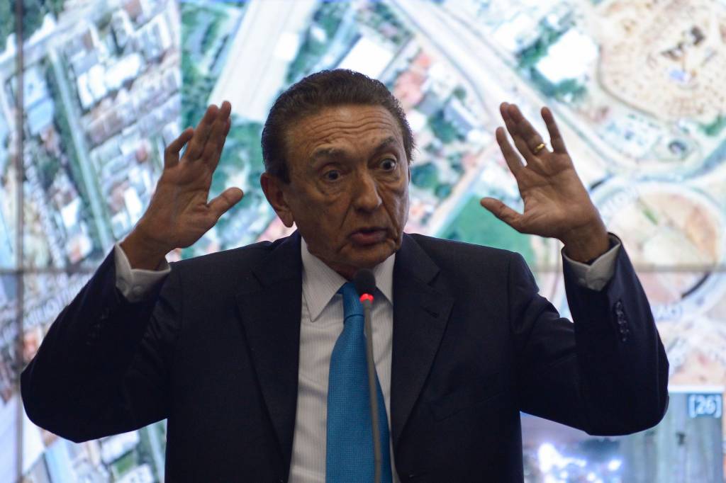 Lobão trabalha para enterrar projeto que extingue regalias de senadores