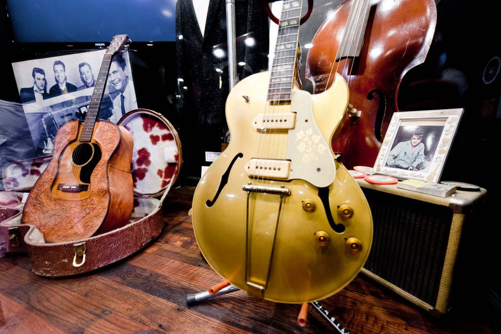 Guitarra e violão usados por Elvis em exposição no Sun Studio, em Memphis