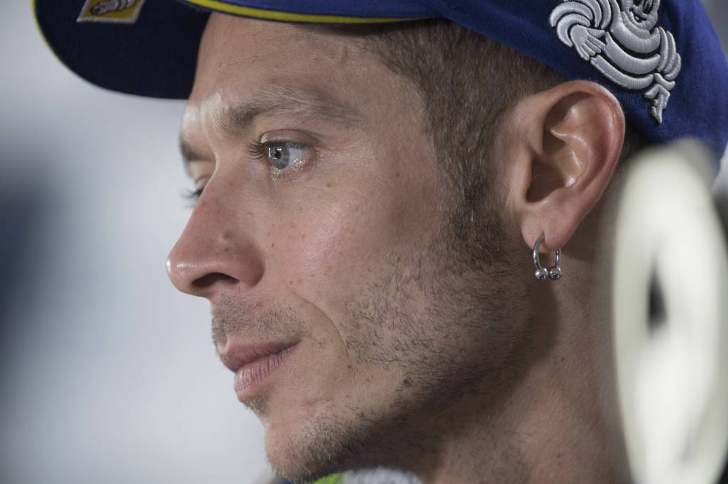 ‘Quero voltar quanto antes’, diz Valentino Rossi após cirurgia