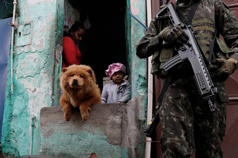 As Forças Armadas e as polícias realizam operação em sete comunidades da Zona Norte do Rio de Janeiro (RJ). Há homens da Polícia Civil, Militar e Federal e das tropas federais nas favelas de Manguinhos, Bandeira Dois, Jacarezinho, Parque Arará, Mandela e Condomínio Morar Carioca e Alemão - 21/08/2017