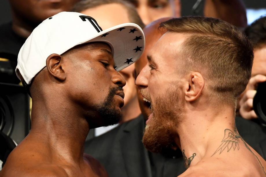 Floyd Mayweather Jr e Conor McGregor durante a pesagem