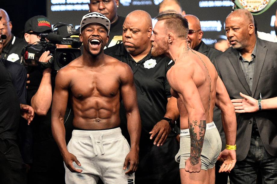 Floyd Mayweather e Conor McGregor durante a pesagem nesta sexta-feira (25)