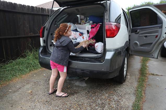 Famílas estocam mantimentos para se prevenir do furacão Harvey, que atingirá a costa leste dos Estados Unidos Famílas estocam mantimentos para se prevenir do furacão Harvey, que atingirá a costa leste dos Estados Unidos