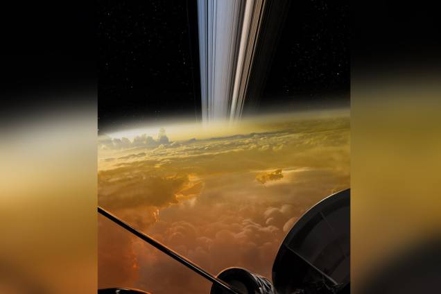 Ilustração que simula como seria a chegada de Cassini em Saturno, pouco antes da nave mergulhar no interior do gigante gasoso. Ilustração que simula como seria a chegada de Cassini em Saturno, pouco antes da nave mergulhar no interior do gigante gasoso.