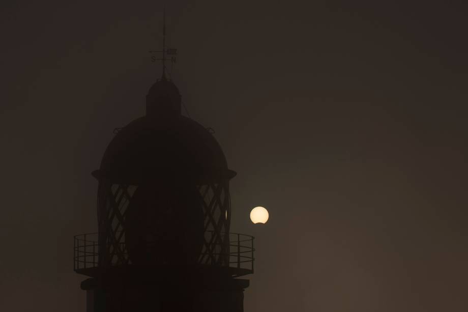 Vista do eclipse solar parcial, a partir do farol do Cabo Silleiro, em Baiona, noroeste da Espanha - 21/08/2017