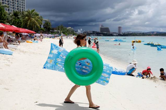 Turistas se divertem na praia de Tumon, na ilha de Guam, território dos Estados Unidos no Pacífico - 10/08/2017 Turistas se divertem na praia de Tumon, na ilha de Guam, território dos Estados Unidos no Pacífico - 10/08/2017