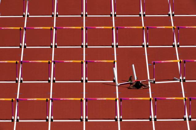 A corredora Deborah John, de Trindade e Tobago, é fotografada ao cair durante o aquecimento dos 100 metros com barreiras, no Mundial de Atletismo em Londres, na Inglaterra - 11/08/2017 A corredora Deborah John, de Trindade e Tobago, é fotografada ao cair durante o aquecimento dos 100 metros com barreiras, no Mundial de Atletismo em Londres, na Inglaterra - 11/08/2017