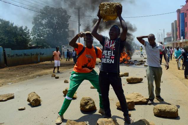 Os apoiantes da Super-Aliança Nacional do Quênia (NASA) usam pedras para montar uma barricada em uma estrada em Kisumu, durante confronto com as forças de segurança após o anúncio dos resultados das eleições nacionais - 09/08/2017 Os apoiantes da Super-Aliança Nacional do Quênia (NASA) usam pedras para montar uma barricada em uma estrada em Kisumu, durante confronto com as forças de segurança após o anúncio dos resultados das eleições nacionais - 09/08/2017