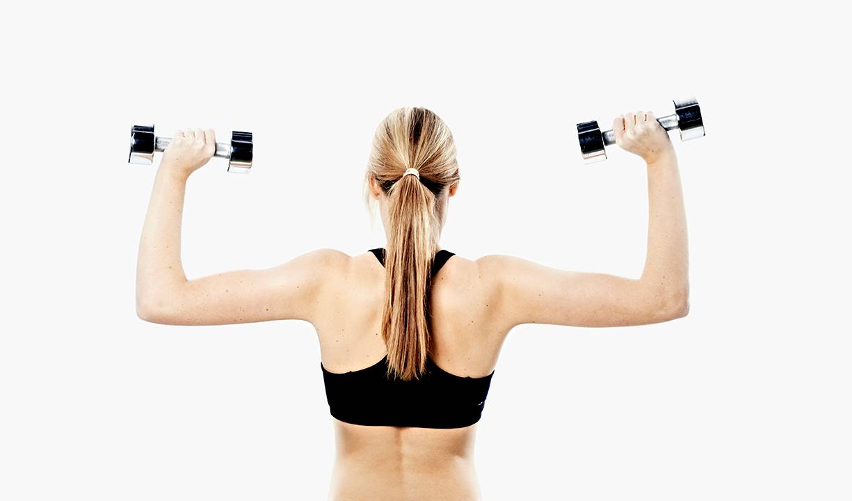 Mulher fazendo musculação