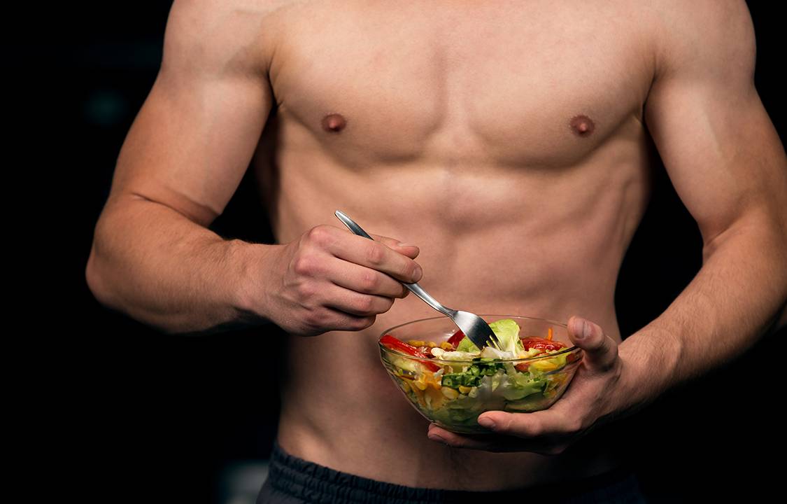 Homem comendo salada