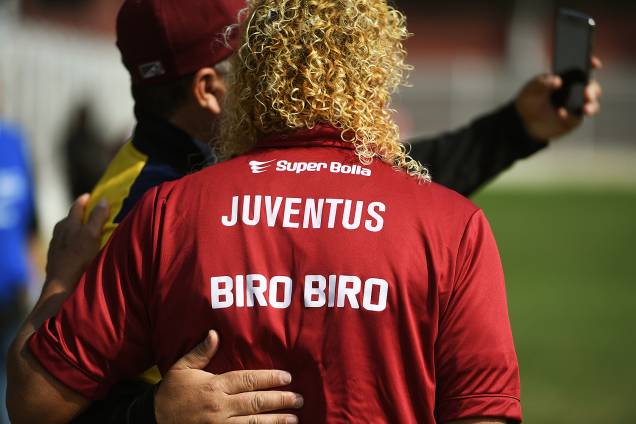 O ex-jogador e treinador do evento Biro-Biro orienta seus jogadores durante partida O ex-jogador e treinador do evento Biro-Biro orienta seus jogadores durante partida