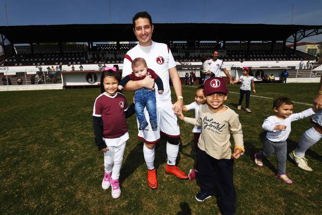 Jogadores do "Jogar na Javari" entram com crianças no gramado Jogadores do "Jogar na Javari" entram com crianças no gramado