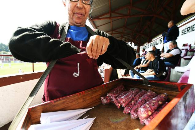 O clássico amendoim doce vendido nas arquibancadas da Rua Javari O clássico amendoim doce vendido nas arquibancadas da Rua Javari
