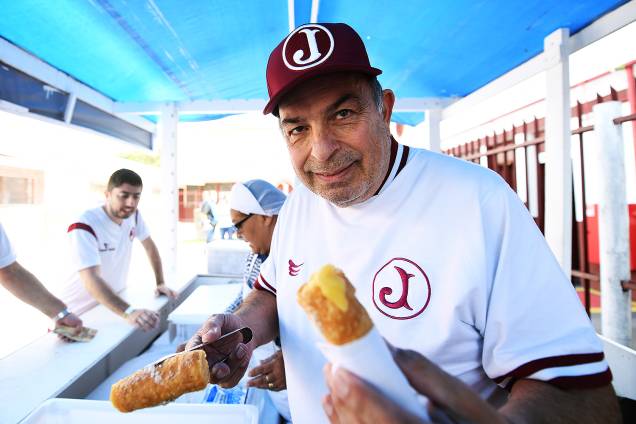 <span>Seu Antônio Cannoli, com os doces que vende há 47 anos na Rua Javari </span> <span>Seu Antônio Cannoli, com os doces que vende há 47 anos na Rua Javari </span>