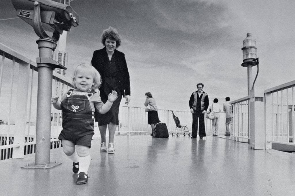 A MENINA – Em 1978, a britânica Louise Brown foi o primeiro bebê nascido de fertilização in vitro. A medicina reprodutiva avançou em velocidade espantosa desde então. Ao longo dessas quatro décadas, estima-se que tenham nascido em todo o mundo cerca