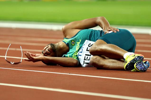 Brasileiro Márcio Teles cai durante semi finais da categoria de 400 metros com obstáculos do mundial de atletismo, em Londres Brasileiro Márcio Teles cai durante semi finais da categoria de 400 metros com obstáculos do mundial de atletismo, em Londres