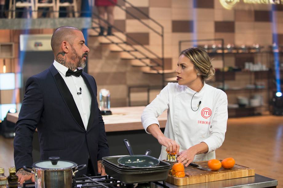 Fogaça conversa com Deborah durante a final do MasterChef