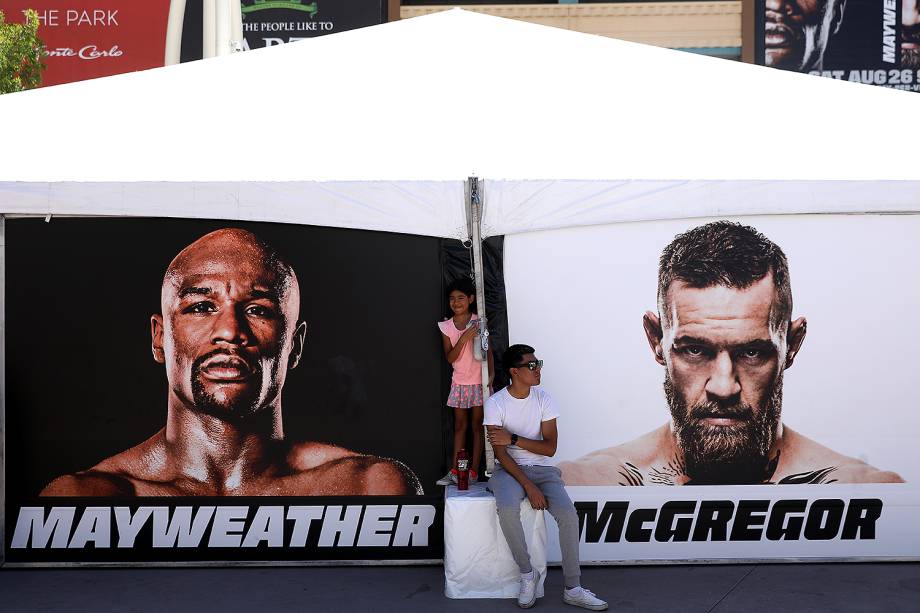 Fãs aguardam o confronto entre Floyd Mayweather e Conor McGregor, na Mobile Arena, em Las Vegas - 26/08/2017