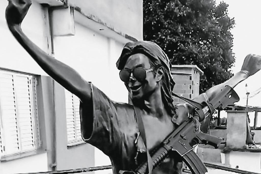 Donos do pedaço – Bandidos repousam fuzil de brinquedo na estátua de Michael Jackson, em favela da Zona Sul: abuso e arrogância